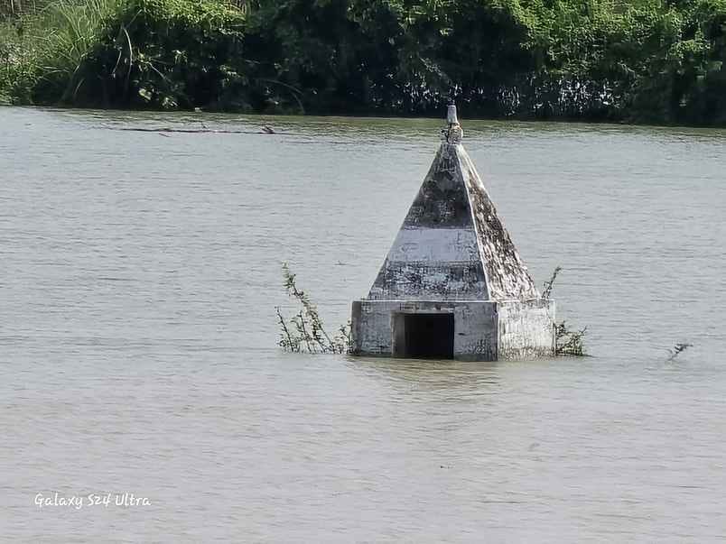 Ganga overflowed... 17 villages filled with water, villagers made shelter on the road