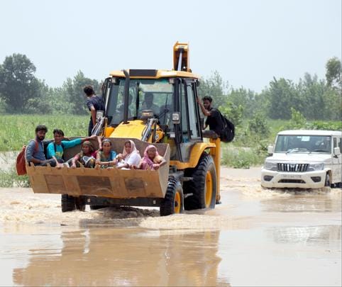Boat runs on the highway, direct contact of Bijnor with Meerut cut off