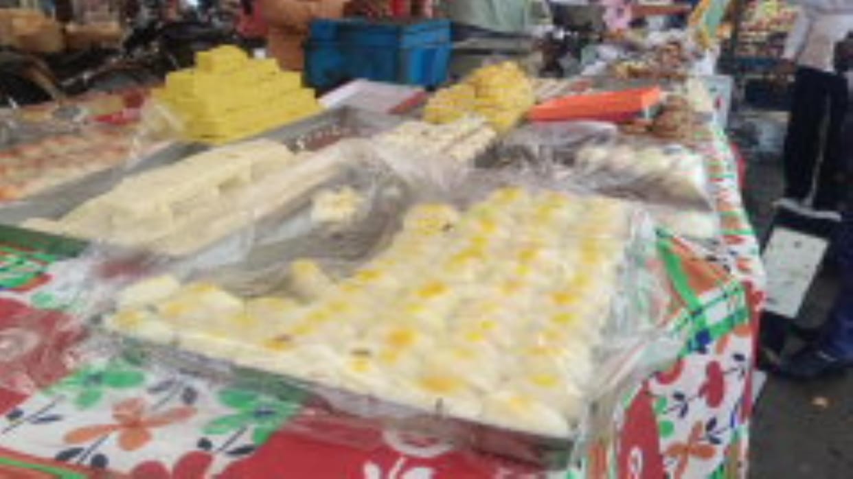 The market is filled with boxed sweets, Chamcham and Peda are coming from Gorakhpur, buy them after checking