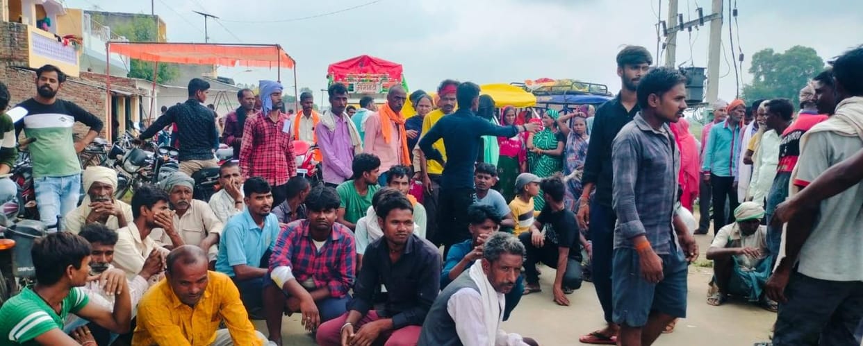 Farmers got angry for fertilizer, protested and blocked the road