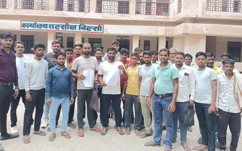 Villagers demonstrated to get the dilapidated high tension line removed