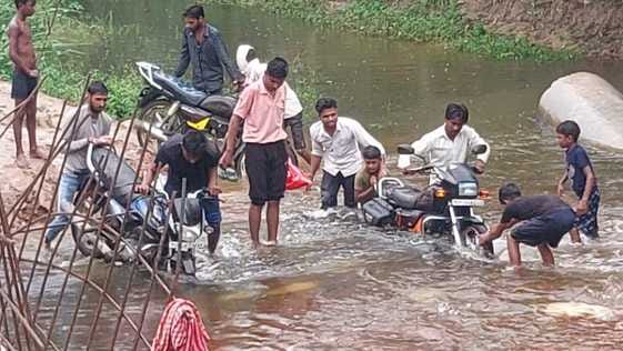 The bridge which has been broken for one year has not been constructed yet