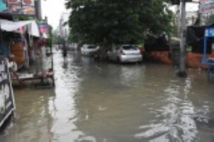 Roads flooded, pedestrians troubled