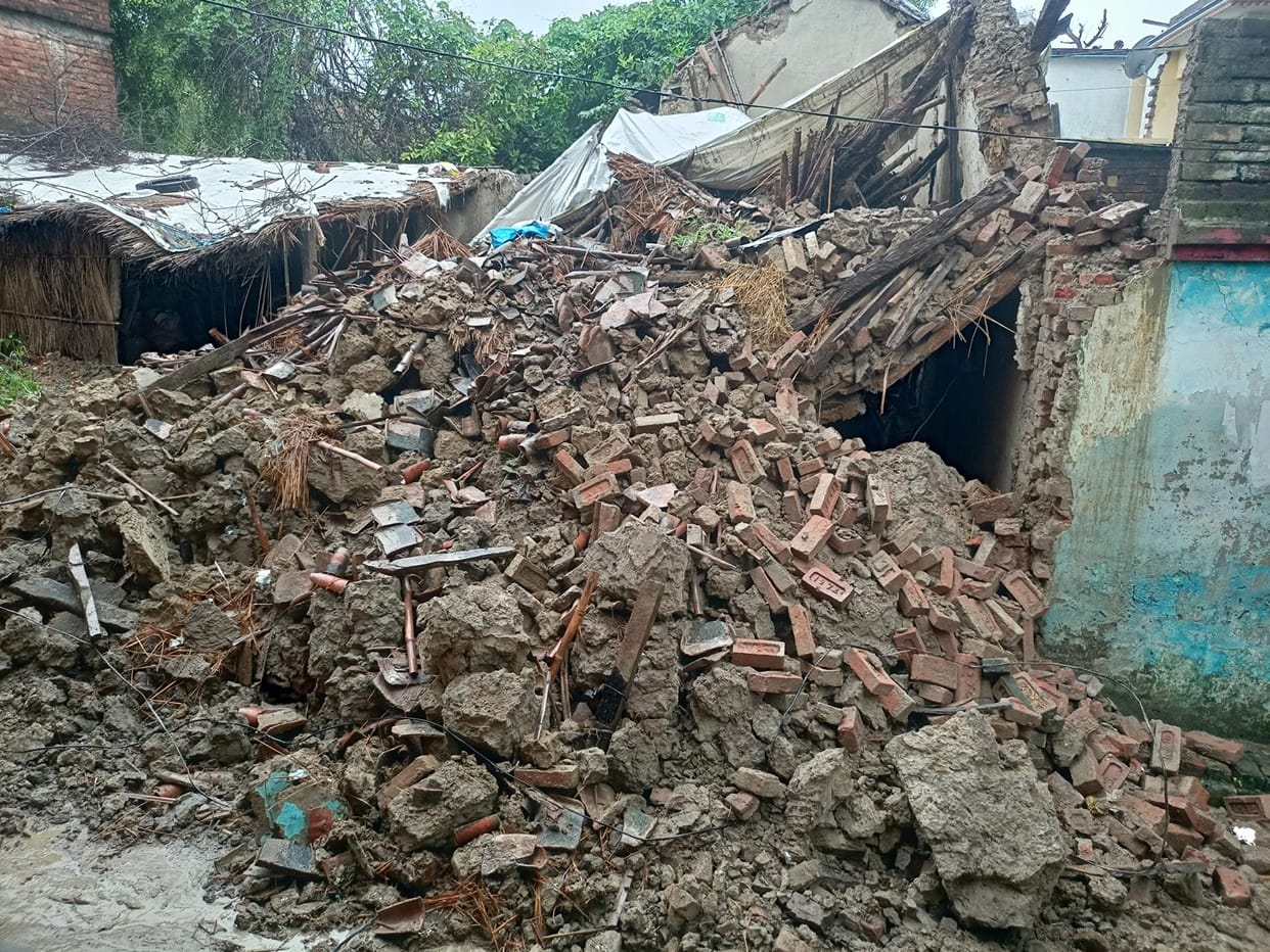 Heavy rain occurred for one and a half hours at night and three hours in the morning, a kutcha wall near Collector Ghat and a kutcha house collapsed in Kasimabad