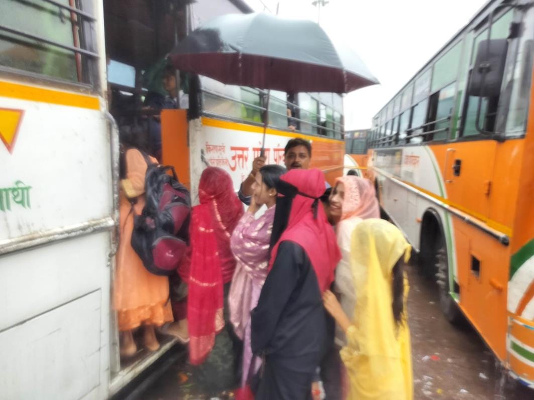Sisters gathered in large numbers for free travel, buses fell short