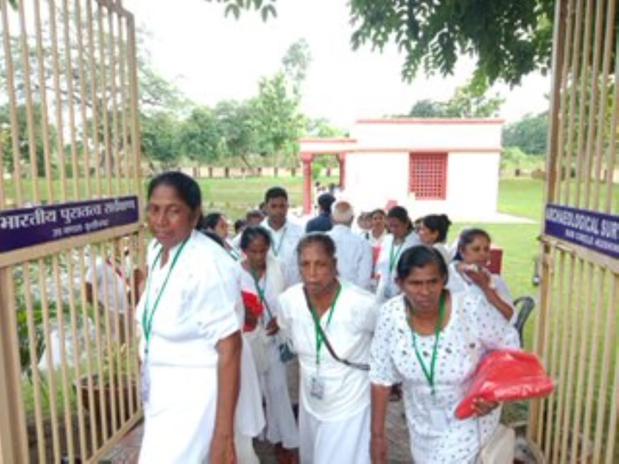 Sri Lankan tourists offer chivar to Buddha statue