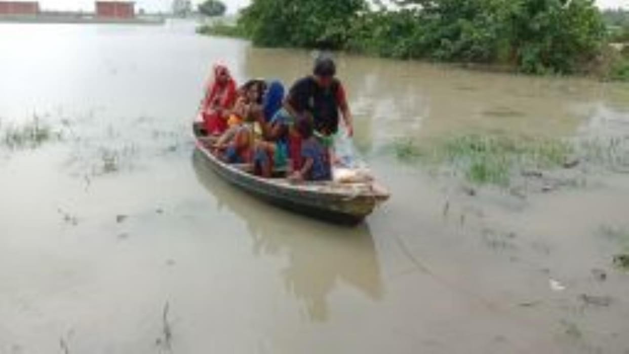 Flood water entered 60 houses of Mudadiha, Kathi Manjha became an island