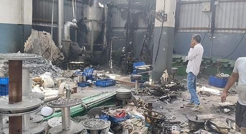 Fire broke out on the roof of the factory, two fire engines brought it under control