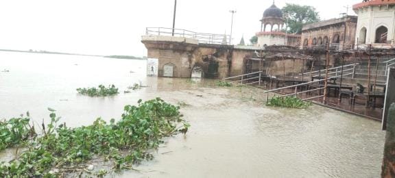 People are scared due to rising water level of Ganga