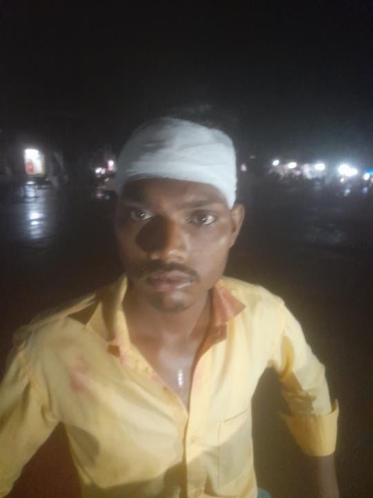 Uncontrolled e-rickshaw hit the carts, three fruit vendors injured