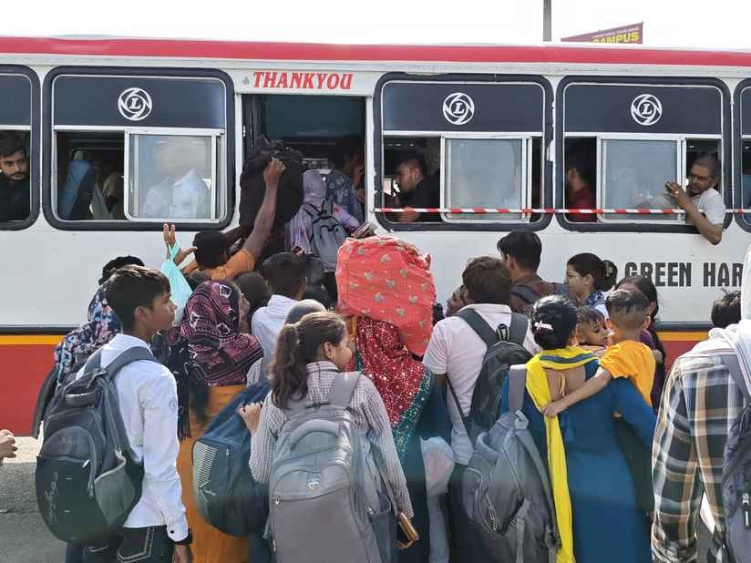 People were in a bad condition due to the desire of free travel on Rakshabandhan, had to wait for hours for the bus