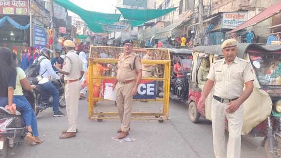 Crowds in markets on Rakshabandhan, entry of e-rickshaws and four-wheelers banned