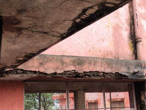 Water leakage in many places in the district hospital building, problems increased due to dampness