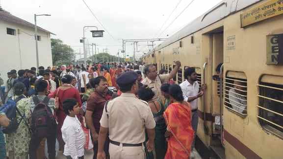 Sehore news: Sea of Devotion at Sehore Railway: ₹50 Lakh Earned from Unreserved Tickets in 4 Days