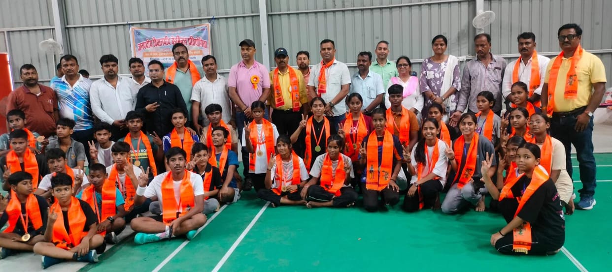 Khandwari Devi Inter College Chahania became the overall champion of badminton