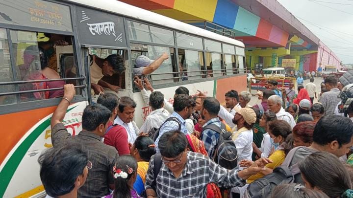 Sisters went out to tie Rakhi to their brothers: No seats available in buses due to crowd