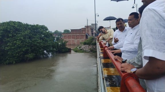 The minister in charge took stock of the flood in the Khannaut river area in Lodhipur
