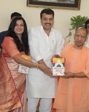 Chief Minister released the book of Dr. Kangana Yadav