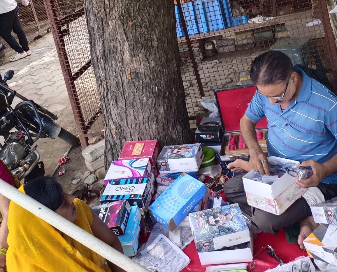 Eyeglass shopkeepers themselves have become eye doctors