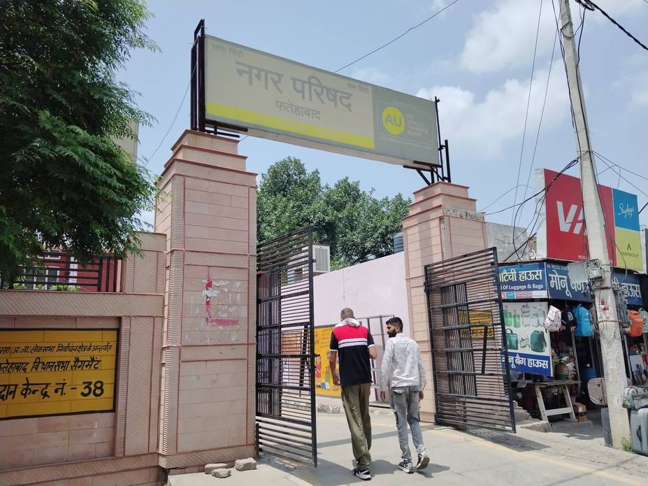 The Nagar Parishad administration arrived to take police force to break the ramp without a duty magistrate, action postponed