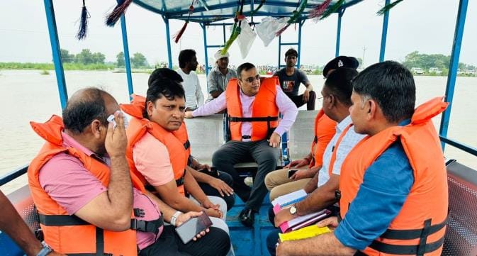 DM took stock of the flood, learned the situation from the villagers