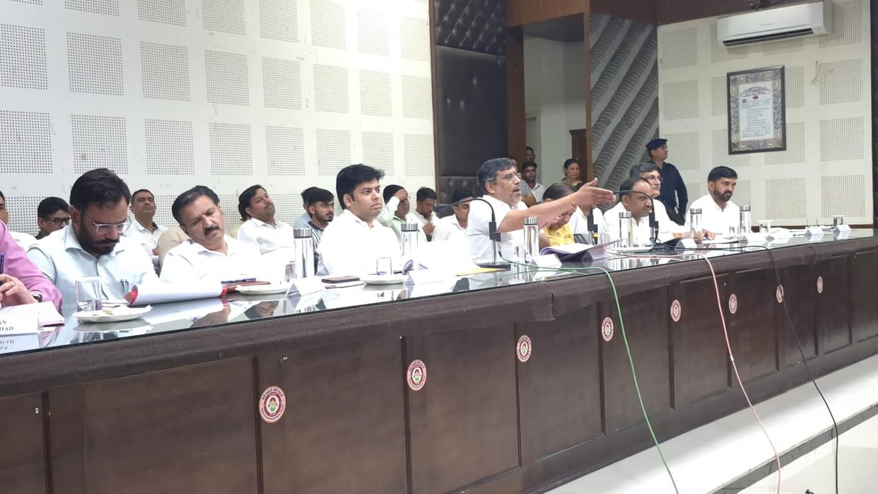 In the District Grievance Redressal Committee meeting, the Education Minister formed an inquiry committee in three cases, and nine were settled on the spot