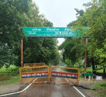 Dudhwa-Gauriphanta road closed due to tanker overturning