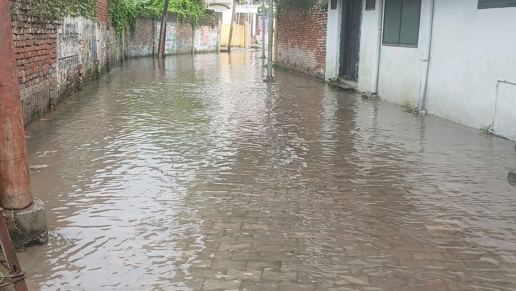 Waterlogging occurred in the city's localities due to one and a half hour of rain
