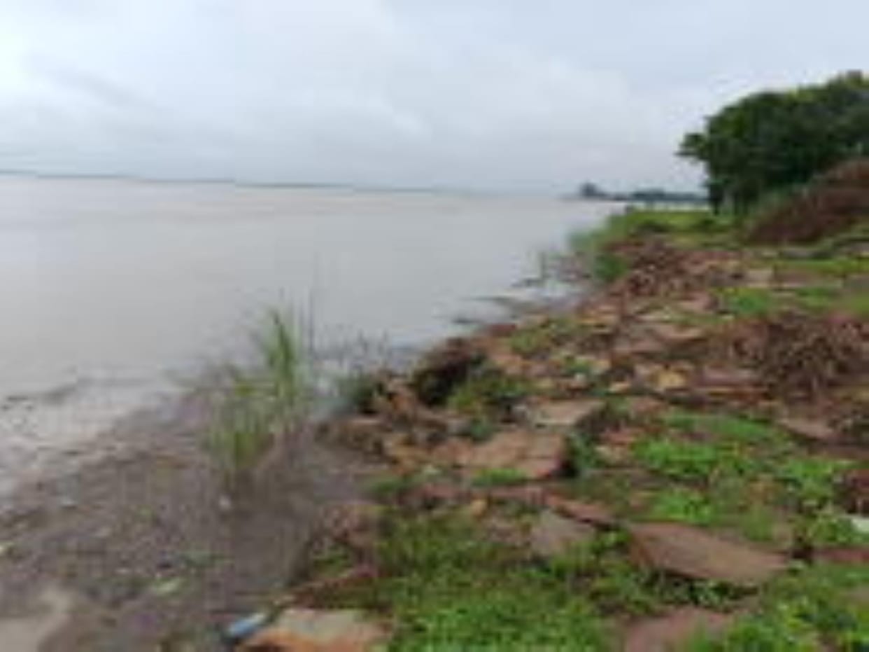 Water discharge from Valmikinagar Barrage reduced, panic persists