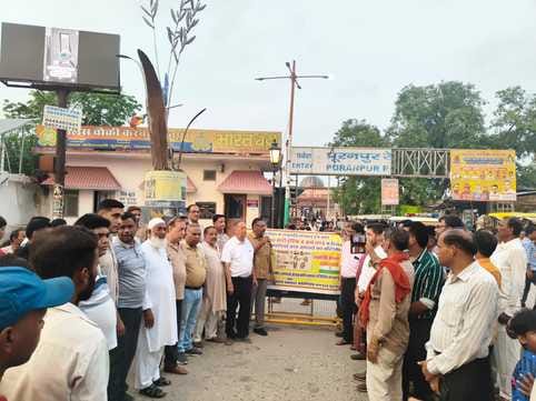 Traders protest against tariffs imposed on India