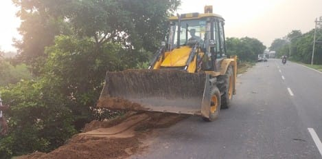 Potholes on Puwaiya-Dataganj State Highway started getting filled