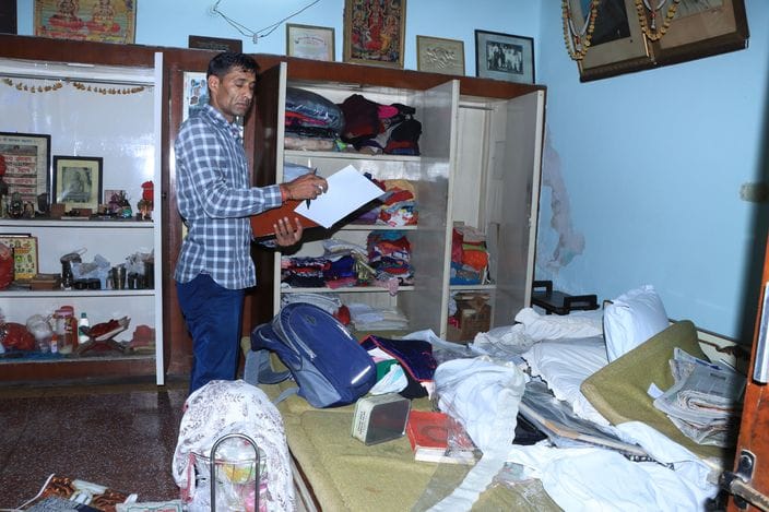 Three miscreants held a business couple and their servant hostage at gunpoint, looted Rs 15 lakh and jewellery