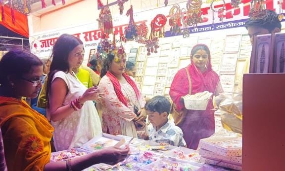The markets remained busy till late night, today the wrists of the brothers will be decorated