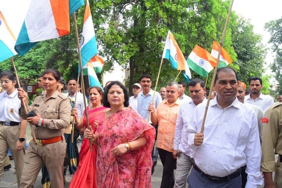 Tiranga Yatra taken out, university campus echoed with slogans of Bharat Mata