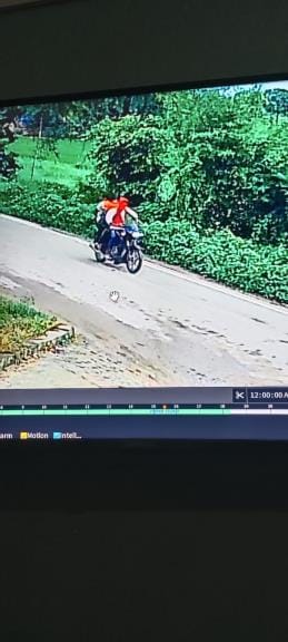 Three masked miscreants on a bike looted Rs 5.47 lakh in broad daylight