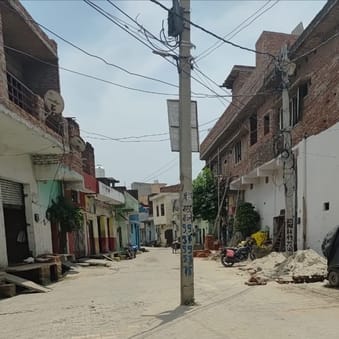 A pillar placed in the middle of the road can be the cause of an accident