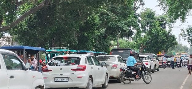 There was a kilometre long traffic jam after school was closed, vehicles got stuck