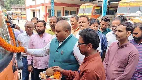 Bus service started for Farrukhabad, people of hundred villages will get relief