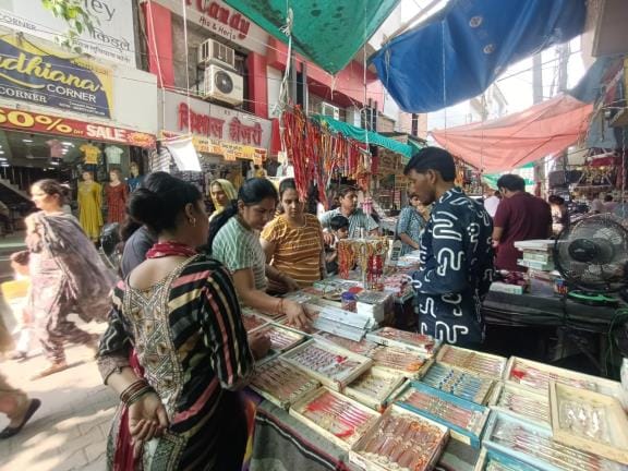 Sisters decorated rakhi thali for brothers, crowd gathered in the markets till evening