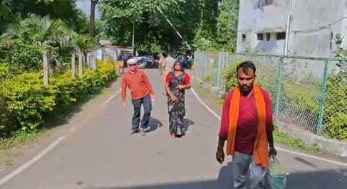 शिकायत करने पहुंचे परिजन।