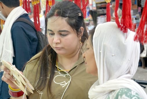 The city is painted in the color of Rakhi, the festival of love between brother and sister will be celebrated tomorrow
