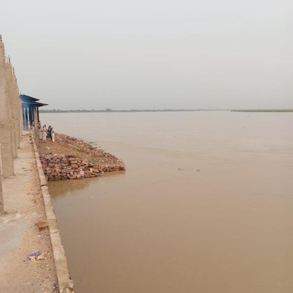 The water level of the Saryu river rose by 40 cm in 24 hours and reached close to the danger mark