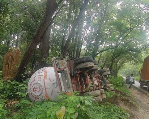 Dudhwa-Gauriphanta road was jammed due to overturning of a gas tanker
