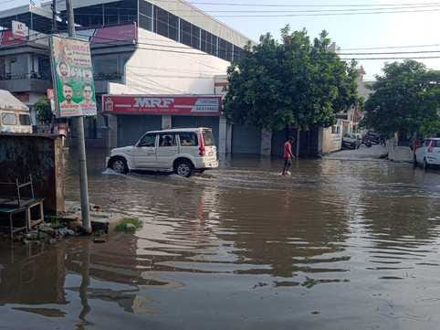 Ikra flowed on the roads of Dhampur