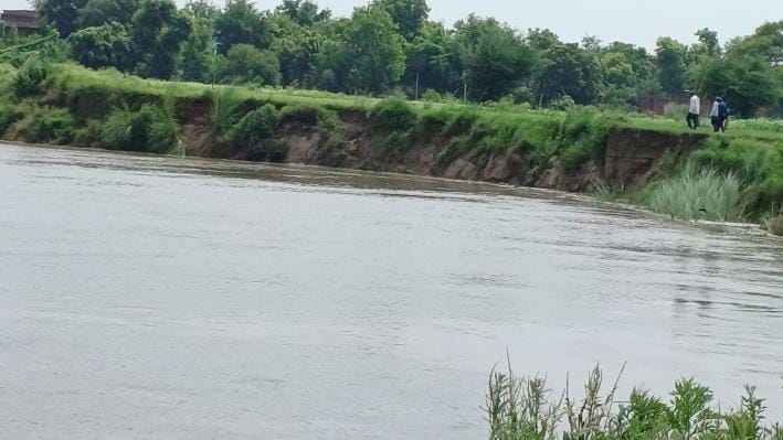 Gomti river started erosion as water level increased