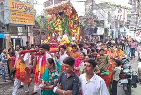 Mahakaal came out riding on a chariot, devotees danced on the streets