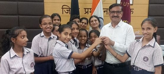 The girl students tied rakhis to the Deputy Commissioner