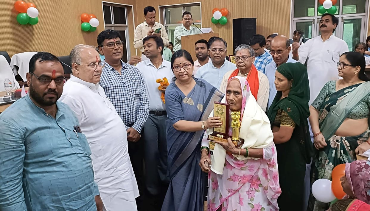 mainpuri news marte dependent honored