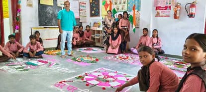 विद्यालय में रंगोली बनाते बच्चे। संवाद