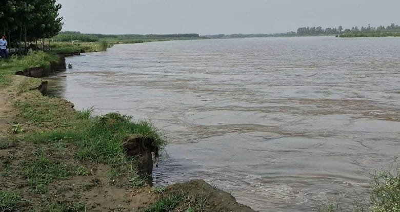 Erosion has started on the embankment, danger of flood